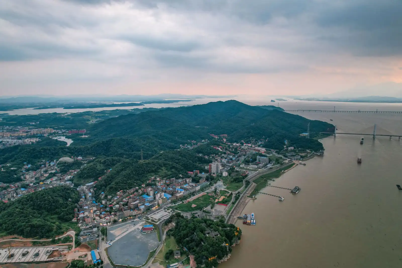 工控机与嵌入式电脑选型指南：性能指标与场景匹配